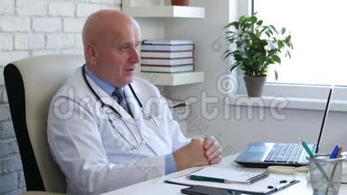 医院柜子里和病人谈话的医生图像